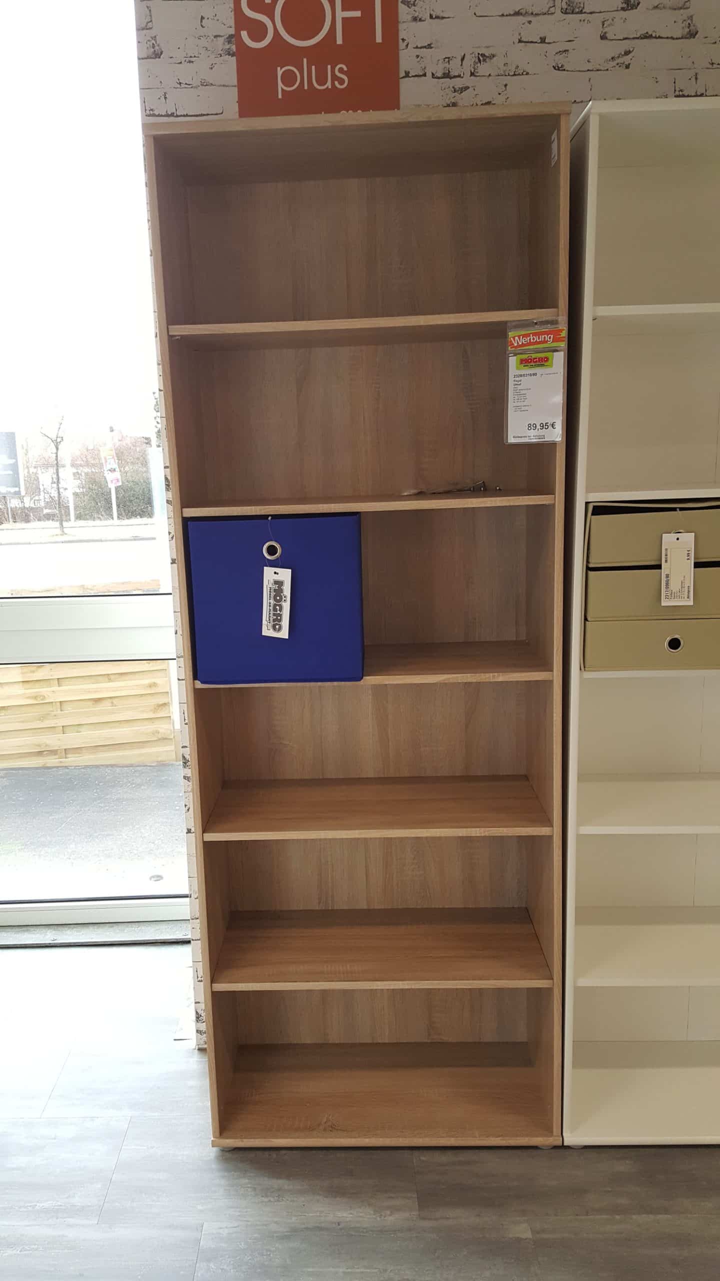 Regal Umut hohes Holzregal mit einer blauen Aufbewahrungsbox.